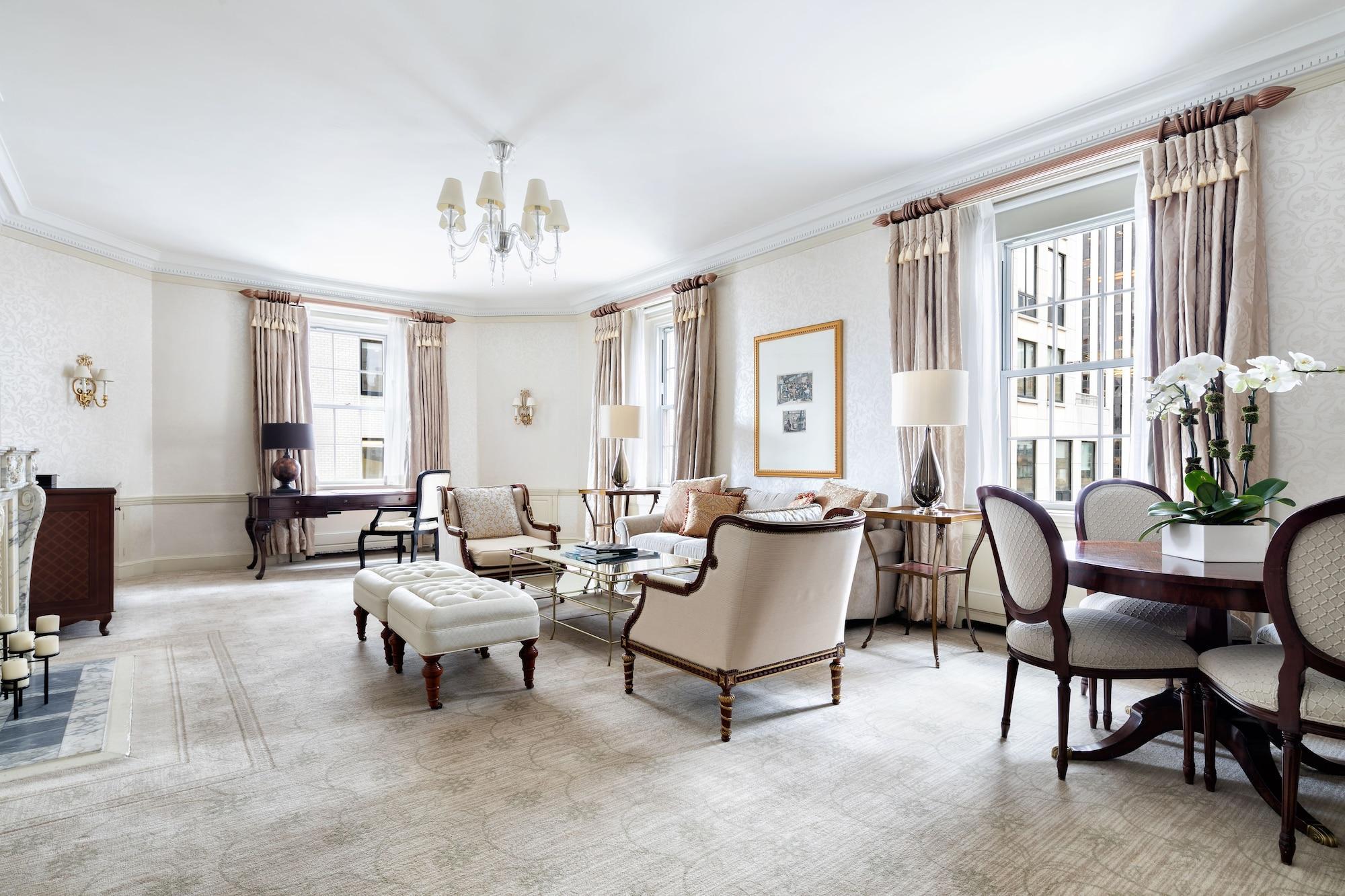 The Pierre, A Taj Hotel, New York Luaran gambar A living room at 220 Central Park South