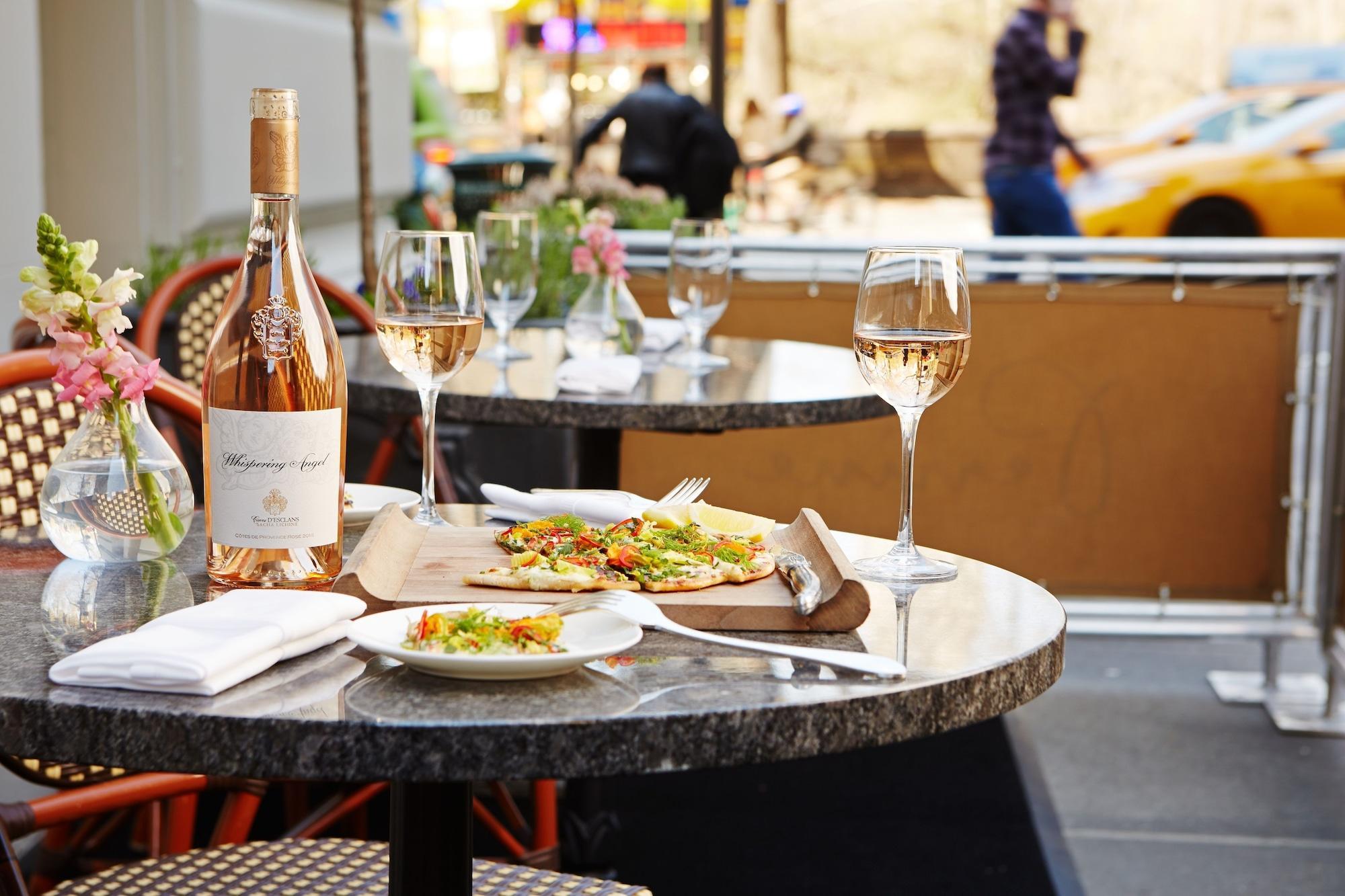 The Pierre, A Taj Hotel, New York Luaran gambar A wine and cheese tasting at a wine bar in New York City
