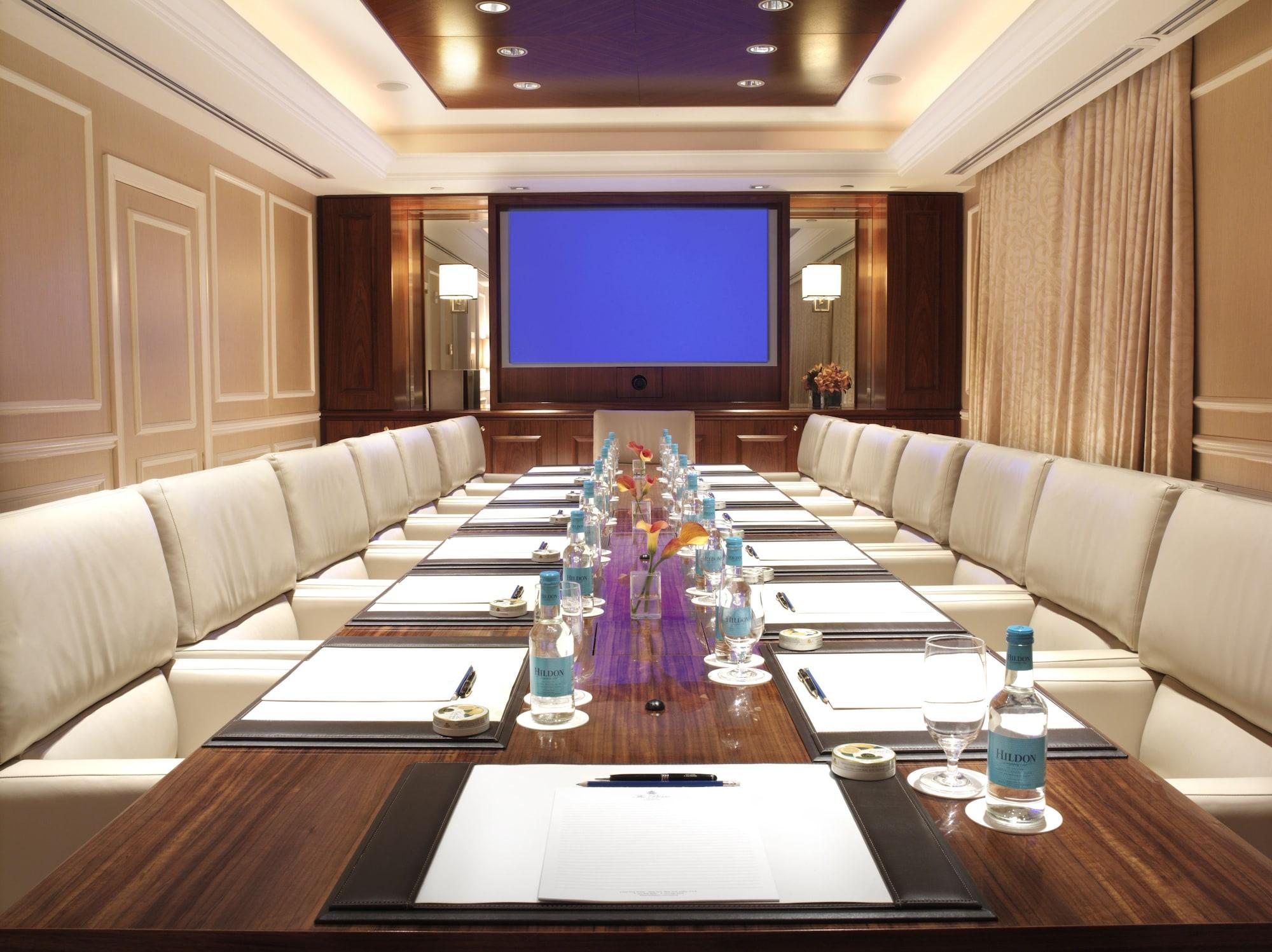 The Pierre, A Taj Hotel, New York Luaran gambar A boardroom at a hotel