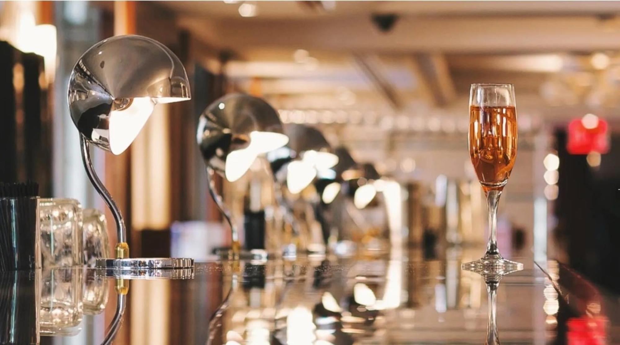 The Pierre, A Taj Hotel, New York Luaran gambar A glass of champagne